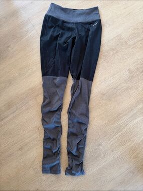 Nike Two-Tone Black and Gray Colorblock Leggings